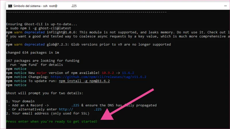 Símbolo de sistema de Windows con la ejecución de script automático para Ghost CMS.