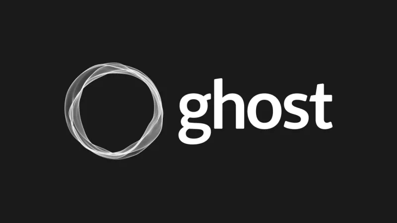 Logo Oficial de Ghost CMS en fondo negro y Logo de color blanco.