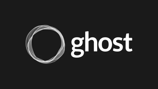 Logo Oficial de Ghost CMS en fondo negro y Logo de color blanco.